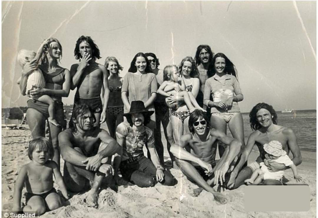 Pink Floyd ve teknik ekibi bir konser için San Tropez'de. Sol üst köşedeki kadının kucağında muzurluk eden sarı  çocuksa Naomi Watts. Kadın annesi, yanındakiyse babası. Naomi'nin babası Peter, gurubun ses mühendisiymiş, 1970.