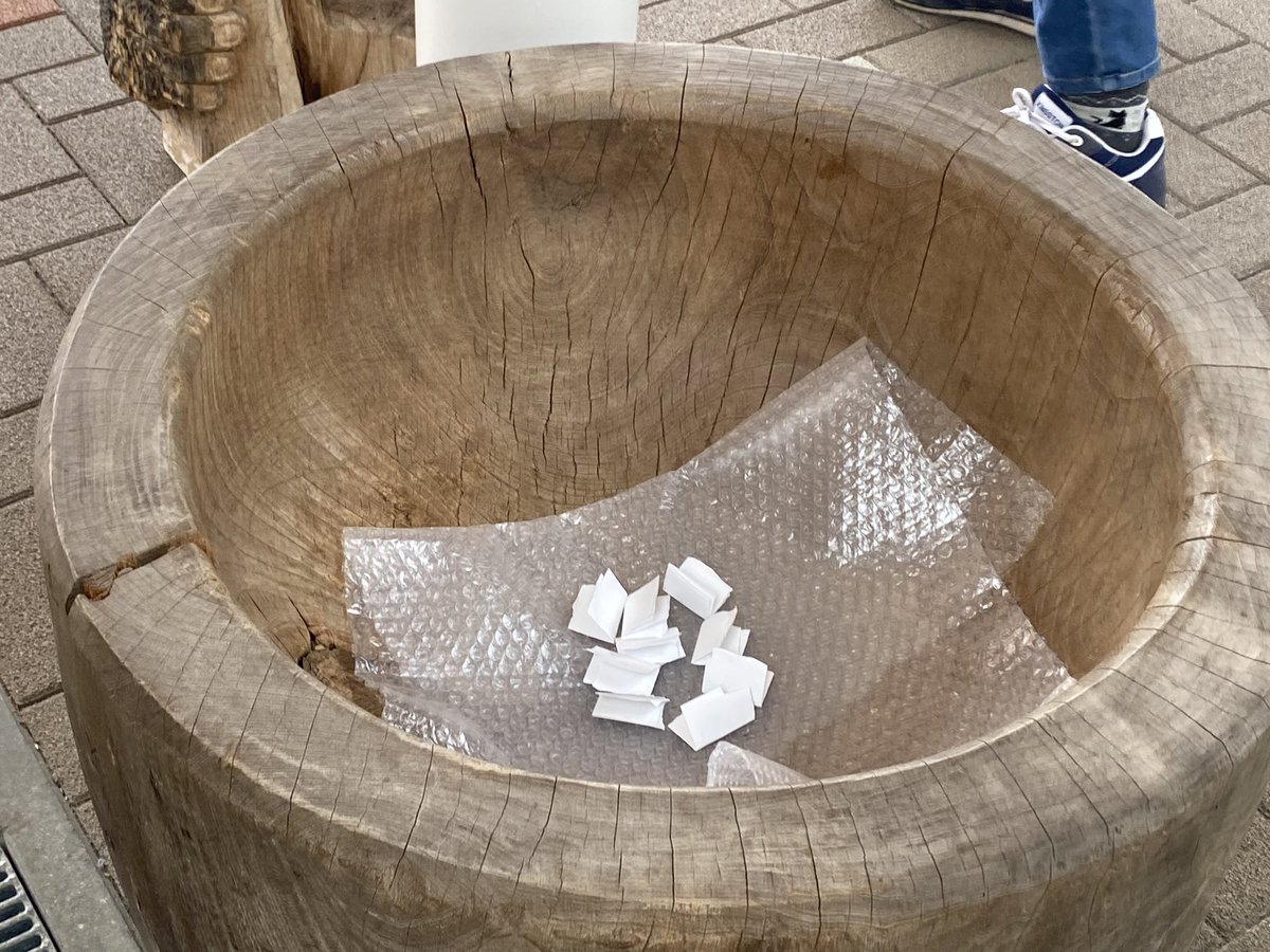 3冊700円の売上でフィニッシュ。まぁ、こんな日もあるさ。写真はここでの一箱古本市恒例、出店場所決めのくじ引きが入った臼。