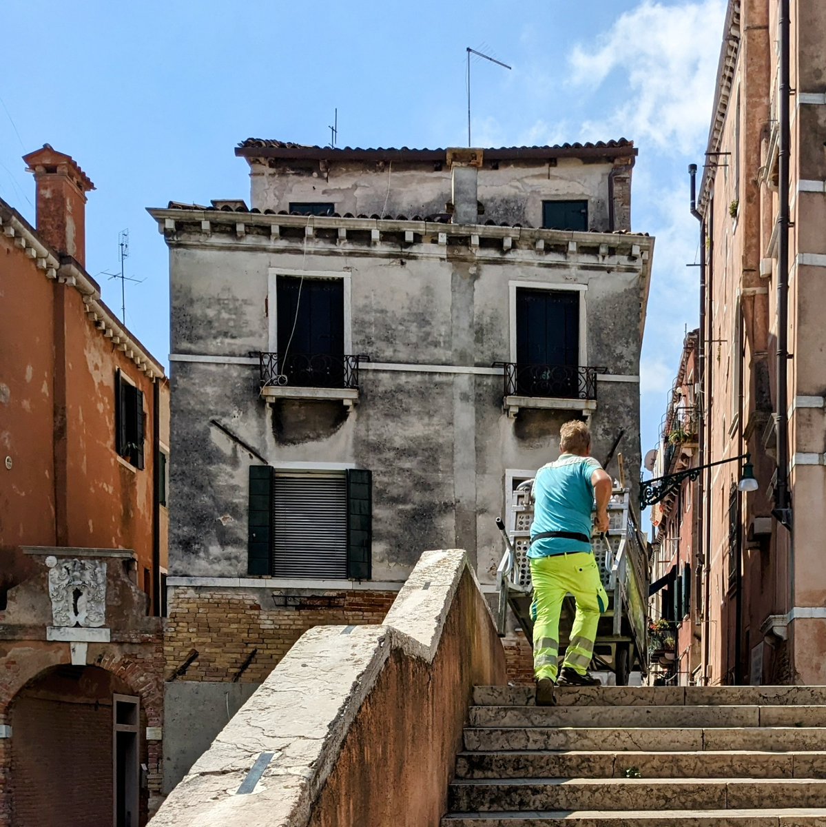 Raccolta in salita #venezia #venice #veneziagram #veneziaunica #igersvenezia #veneziadavivere #travelphotography #venise #picoftheday #architecture