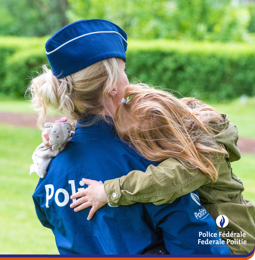 Elles sont présentes au quotidien pour leurs enfants et pour la population🙏.Elles nous inspirent par leur dévouement et l’attention qu’elles portent aux autres🥰. Bonne fête à toutes les mamans et en particulier à nos policières et membres du personnel civil ! 💐 ✨#FêtedesMères