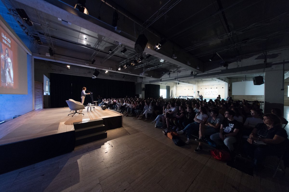 🟣 Què és ser feminista avui?

La catedràtica en Estudis de Gènere, Marta Segarra, va compartir la seva visió dels feminismes en l’actualitat i les tensions amb els feminismes anteriors amb els estudiants de secundària.

▶️ cccb.org/ca/multimedia/… #ArxiuCCCB