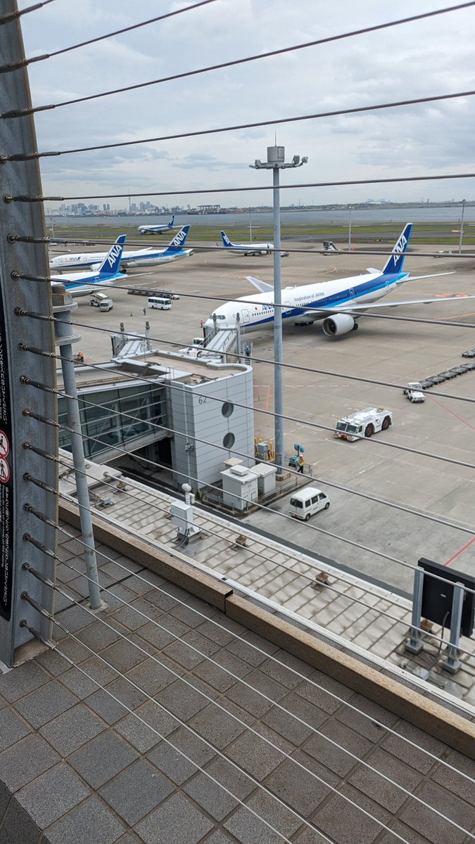 羽田空港第2ターミナルの展望デッキ。
ここで飛行機見学。