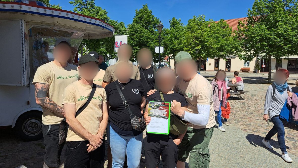 Jugend_Brb_Bln's tweet image. In den letzten Tagen waren etliche„#DerIIIWeg“ Mitstreiter zum Wahlkampf in #Templin aktiv. Tausende Flugblätter &amp;amp; zahlreiche Plakate wurden eingesetzt. Im direkten Kontakt zur Anwohnerschaft wurden wieder Unterschriften für unseren #Ltw-Antritt gesammelt: der-dritte-weg.info/2024/05/politi…