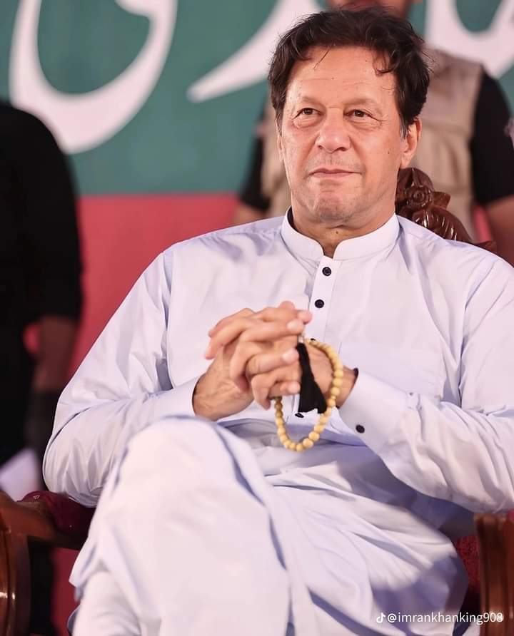 مرشد پر آخری مقدمہ یہ ہو گا کہ مرشد عمران خان نے پوری قوم کو عشق عمرانیہ کے مرض میں مبتلا کر دیا، جس کا کوئی علاج نہیں #ہمارے_لیڈر_کو_رہا_کرو