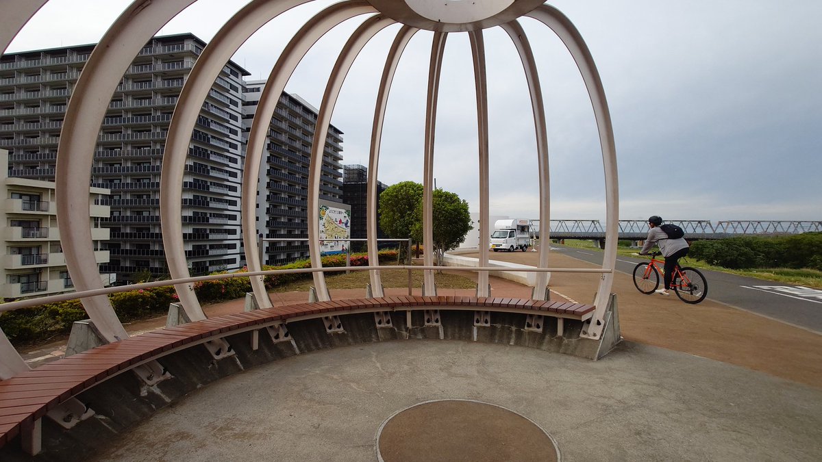hidemaroon's tweet photo. 松伏(110km地点)、三郷(125km地点)で休憩…風強すぎて江戸川峠なんですが。んで勾配がどんどんきつくなってる(風強くなってる)んですが！膝痛くなってるんですが！！！
最後の15kmスティント走り切れるのか？ https://t.co/ZBQ70Nz9Qc