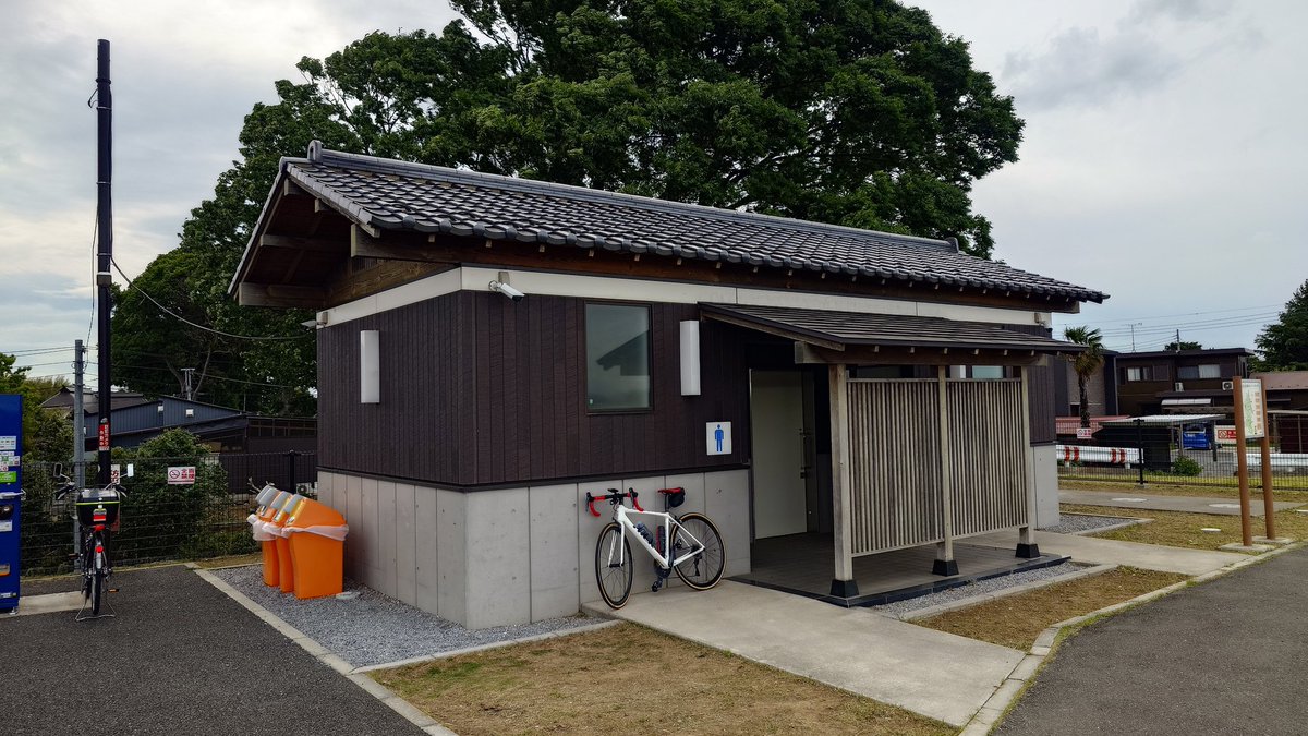 hidemaroon's tweet photo. 松伏(110km地点)、三郷(125km地点)で休憩…風強すぎて江戸川峠なんですが。んで勾配がどんどんきつくなってる(風強くなってる)んですが！膝痛くなってるんですが！！！
最後の15kmスティント走り切れるのか？ https://t.co/ZBQ70Nz9Qc