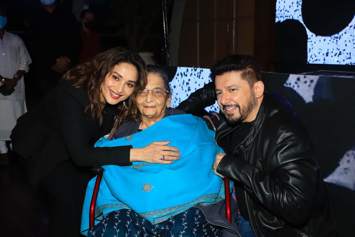 Endless affection. Endless patience. Endless support. Happy Mother’s Day to the endlessly lovable moms of my family! 💖 #HappyMothersDay @MadhuriDixit