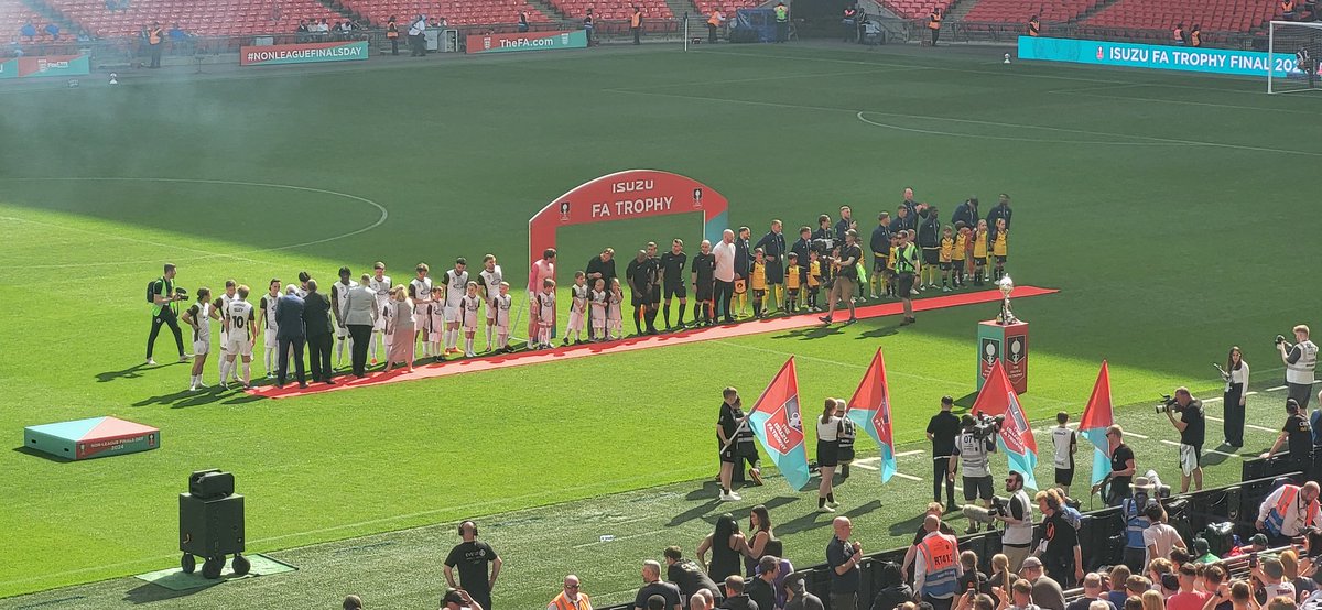 Emotional day today after the injustice of the @TheVanaramaNL play off fiasco. Proud to see my club lift a trophy and well deserved. Great game for the neutral @GatesheadFC 2-2 @SolihullMoors AET Win on pens #NonLeagueFinalsDay #nonleaguefootball #groundhopping #wembley