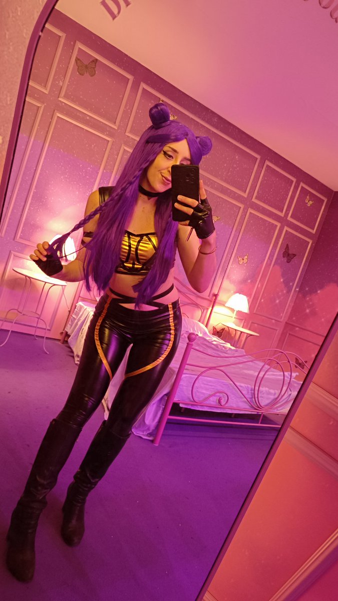 A gallery of me vibing in Kai'sa Cosplay🪩
It's super easy to have fun with KDA cosplays🎯

#KDA #kpop #LeagueOfLegends #riotgames #cosplayergirl #kaisa