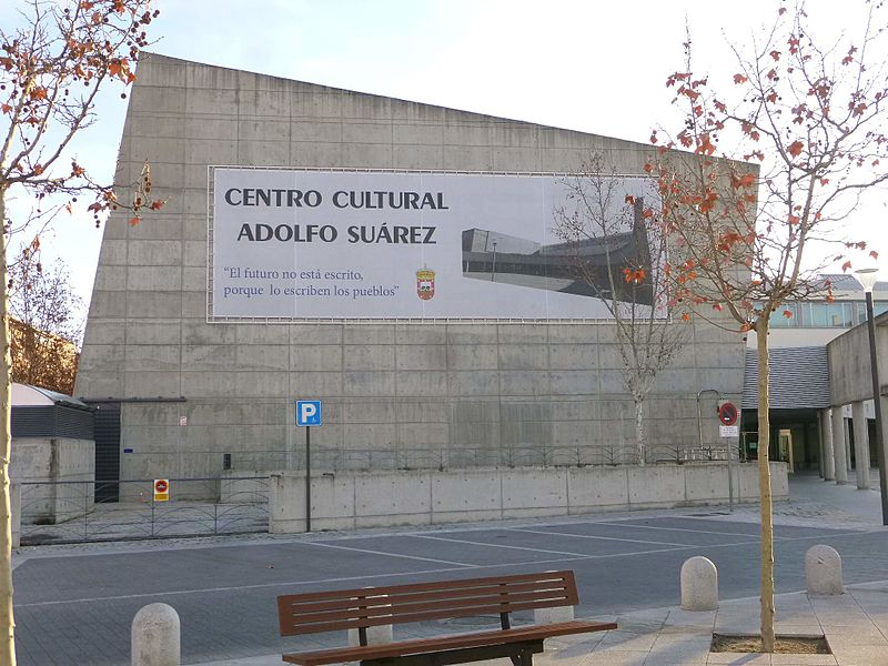 En #TresCantos, tenemos el Centro Cultural Adolfo Suárez, que se llama así desde el año 2014, momento en que @Jmorenogarcia decidió laminar el nombre de 'Casa de la Cultura'. ¿Cómo argumento el alcalde este cambio?