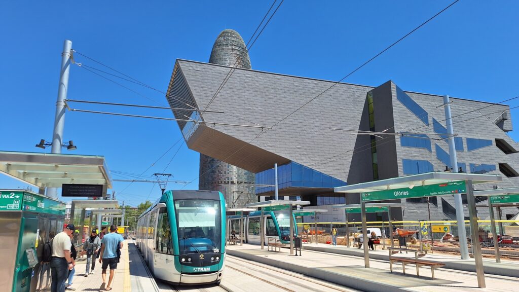 🚊La parada de @TRAM_Barcelona de Glòries ha entrat en funcionament.  ✅Les línies T4, T5 i T6 paren a la nova parada situada davant del @dissenyhub. ❌Les parades La Farinera (a Gran Via) i Glòries (davant dels Encants) ja no estan operatives. ℹ️ i.mtr.cool/dnjayktlik