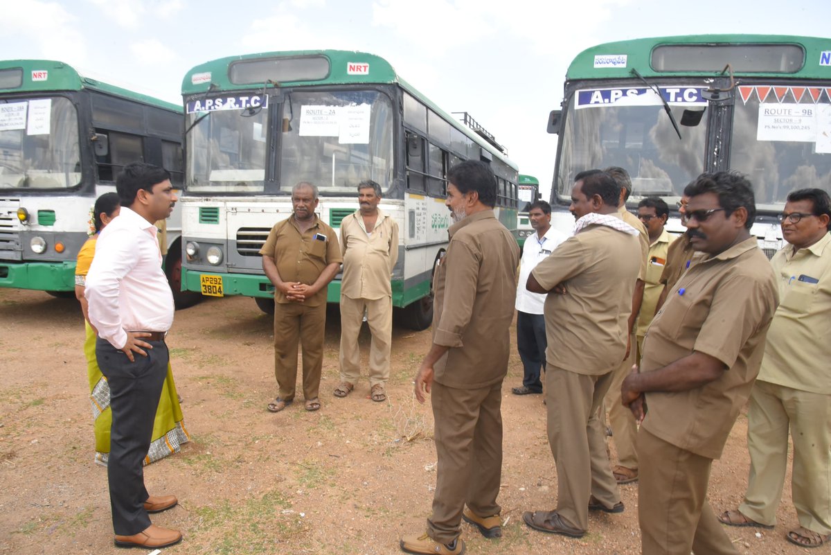 Today, inspected the Distribution Centre at SSN College Narasaraopet Town & interacted with Polling personnel and APSRTC Drivers and issued instructions.