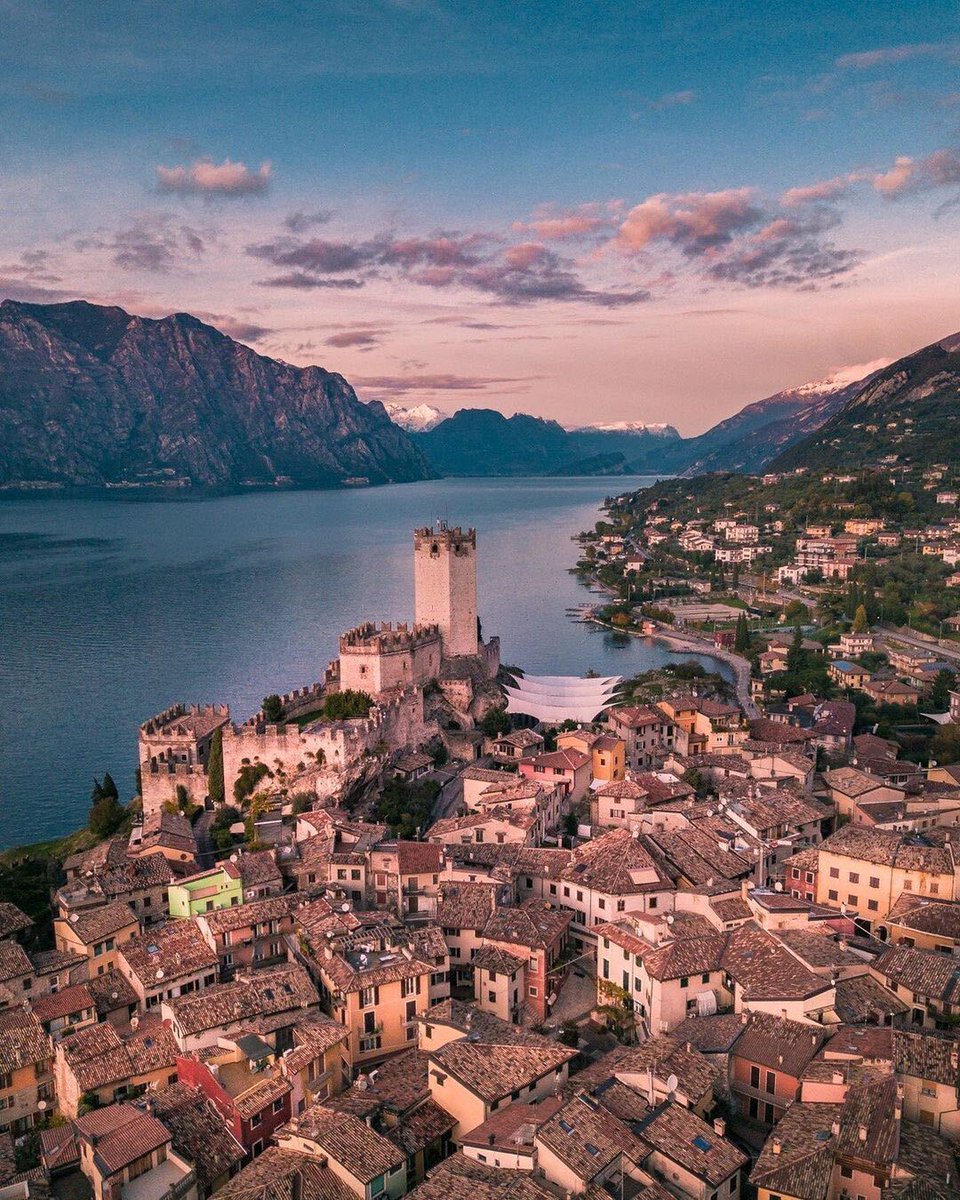 🇮🇹 Une vue magique sur le lac de Garde en Italie ! Très belle journée à tous ! ☀️🍀 📸 curlybeard