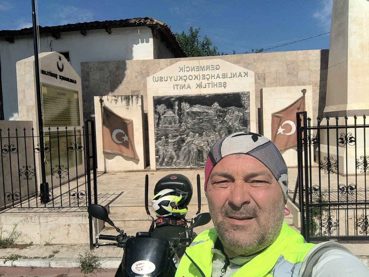 Bu anıt 27 Mayıs 1919'da Yunanlılar tarafından işgal edildiğinde Aydın'da katledilen siviller için dikilmiştir. Ruhları şâd olsun.
Koordinat: 37°51'48''K 27°35'04''D