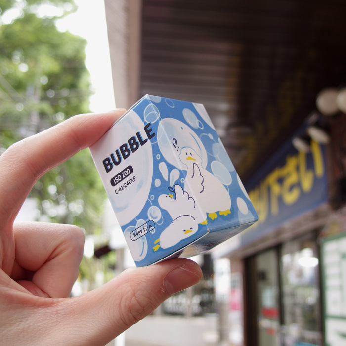 champcamera's tweet photo. BUBBLE 200 by #たまプラーザ 店
台湾のHopefilmからやってきた独特の温かみのある #カラーフィルム です。ハイライトではやや赤みがある光沢があり、幻想的な雰囲気の写りになります。
#フィルム #フィルム写真 #BUBBLE200 #たまプラ #田園都市線
https://t.co/vBbZ0TWTDk https://t.co/1ochhQt89K