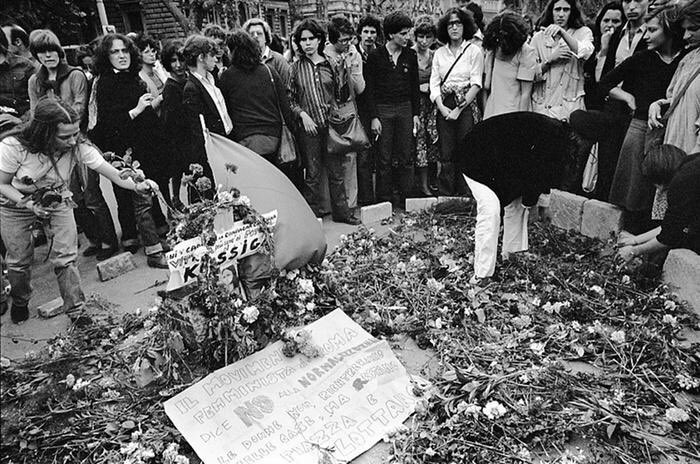 #taldiacomavui de 1977 l’esquerra extraparlamentària es concentrava al centre de Roma desafiant la prohibició de manifestar-se.

El govern van enviar-hi 5.000 agents que acabaren dispararant contra els manifestants.

Giorgiana Masi, de 19 anys, va morir víctima d’un tret policial