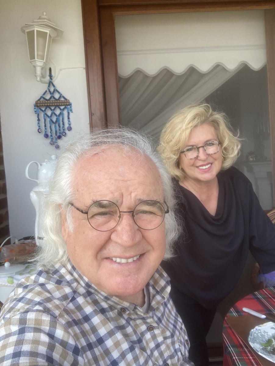 Sevgilim ve ben tüm annelerin ve tabii ki tüm kadınlarımızın anneler gününü kutluyoruz.