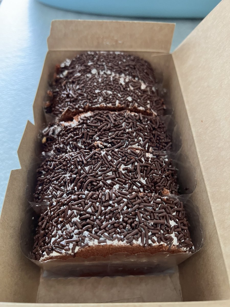 Sunday’s indulgence: by far the best chocolate rice Swiss rolls from all-time favourite local pastries Polar Puffs. 🍰