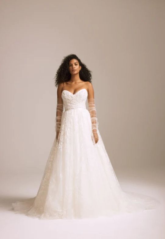 The Nouvelle Bridal Collection by Amsale
take a look
buff.ly/49LiR8U 
#Amsale #amsalebridal #weddingdresses