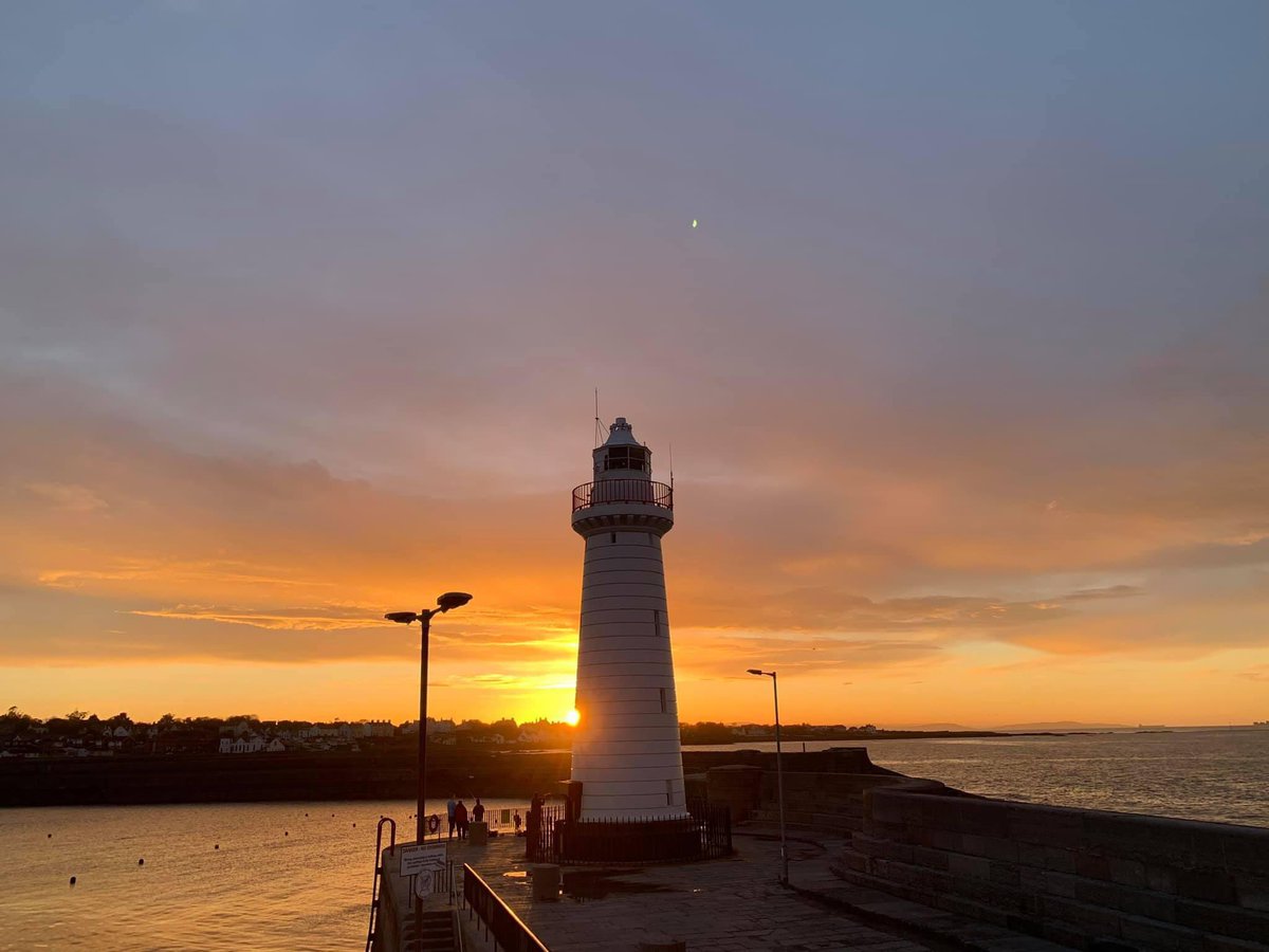 Lighthouses just communicate with shine language 😇👋👋😍 @bbcniweather @WeatherCee @angie_weather @itvweather @barrabest @WeatherAisling @Louise_utv @linzilima @geoff_maskell @carolkirkwood @BelfastHourNI @BelfastLive @KarenDouglas_NI @GillMid1
