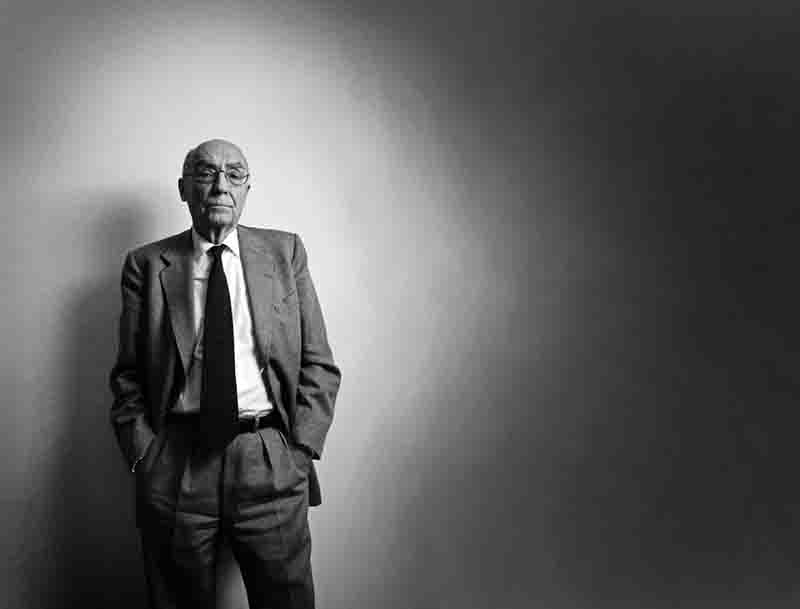 Yeniden Keşif Ustası José Saramago 'José Saramago büyük bir yazar. Görüşleri kimileri tarafından romantize edilmiş sol olarak nitelense de kendisini 'liberal komünist' olarak tanımlayan Saramago bu sözlerdeki tezatlığın gayet farkındaydı ve Sovyet gerçekliğinin kayalarına…