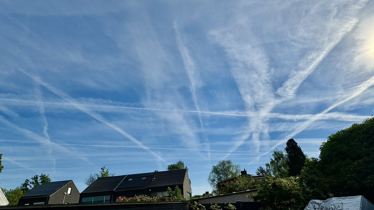 Naverik's tweet photo. @clif_high   On the 11th and 12th of May. Belgium. #maychemtrails https://t.co/udWSLAwXYb