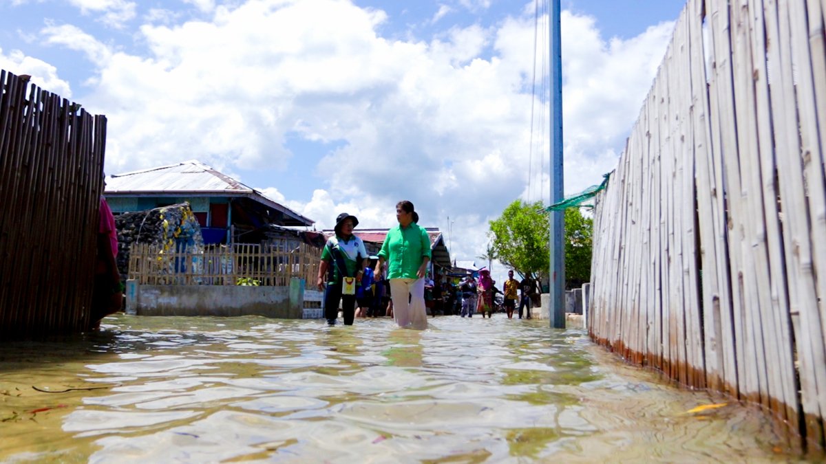 Ilang mga barangay sa bayan ng Tubigon sa Bohol, unti-unti na raw lumulubog dahil umano sa pagtaas ng lebel ng tubig sa dagat. Si Jessica Soho, lumipad papuntang Bohol para sisiyasatin ang isyu! Ano ang ginagawang paghahanda ng mga residente rito kung sakaling tuluyan nang…