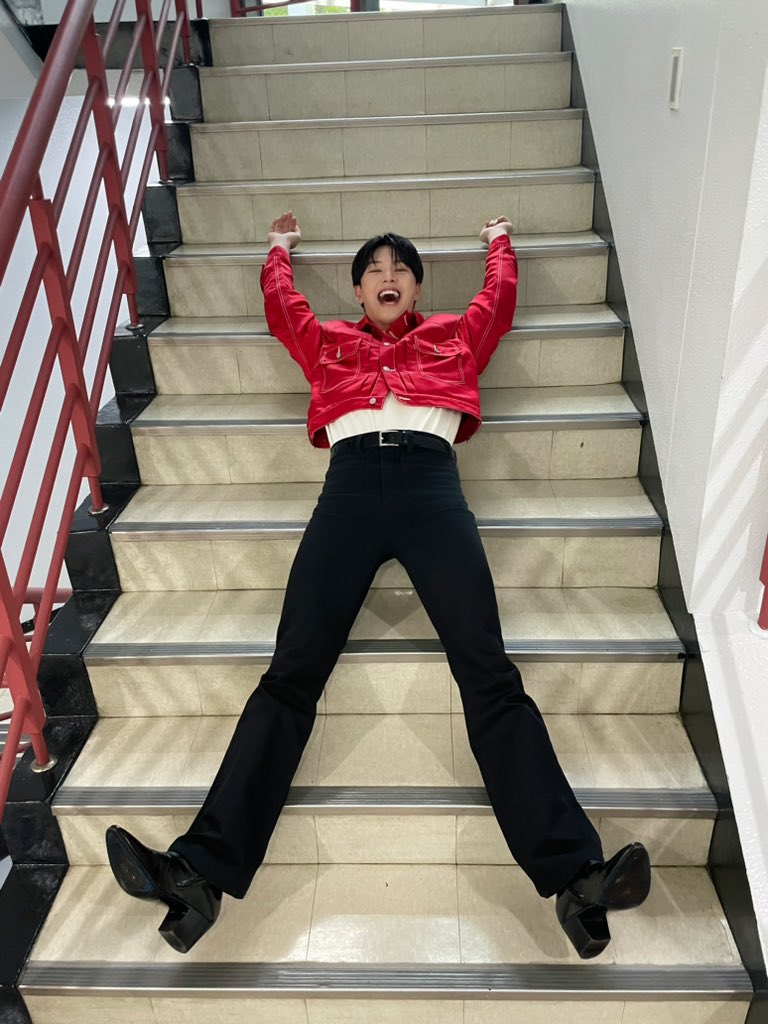 [📸] #YOOKs_moment
뎨뎨랑❤️ 막방까지 행복지수 충전 완🔋
3일동안 멜로디 힘찬 응원 감사해요🔥
아쉬우니까.... ((성재 업고 튀어‼️))
(오늘의 핫이슈: 구리아버님🍑🫶🗒️)

#육성재 #YOOKSUNGJAE 
#EXHIBITION #Look_Closely
#BE_SOMEBODY