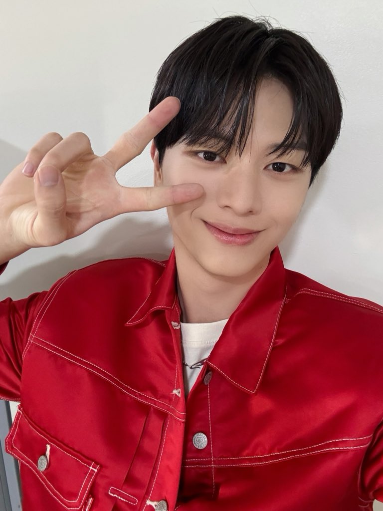 YookSJ_official's tweet photo. [📸] #YOOKs_moment
뎨뎨랑❤️ 막방까지 행복지수 충전 완🔋
3일동안 멜로디 힘찬 응원 감사해요🔥
아쉬우니까.... ((성재 업고 튀어‼️))
(오늘의 핫이슈: 구리아버님🍑🫶🗒️)

#육성재 #YOOKSUNGJAE 
#EXHIBITION #Look_Closely
#BE_SOMEBODY https://t.co/88pO9oLn3T