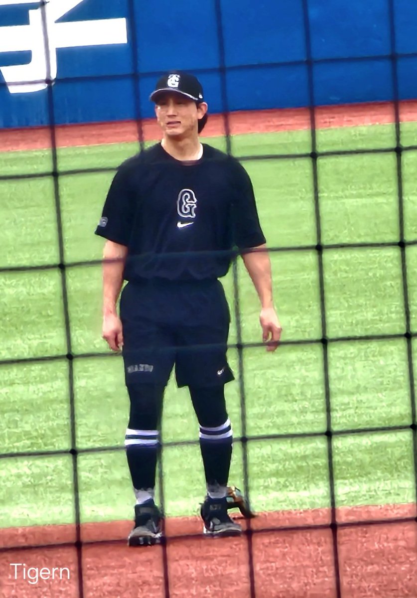 vs 燕 試合前　 シャツインにて 三塁走塁練習🐿️ 📸 → 240512　#小林誠司