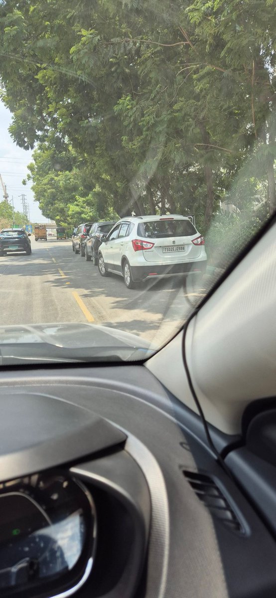 @HYDTP @CYBTRAFFIC is the lane near divider (overtake lane) opp Sankara Eye Hospital a parking spot? There always cars, cabs and auto parking. Why can't they park left. @Team_Road_Squad @TopDriverIndia