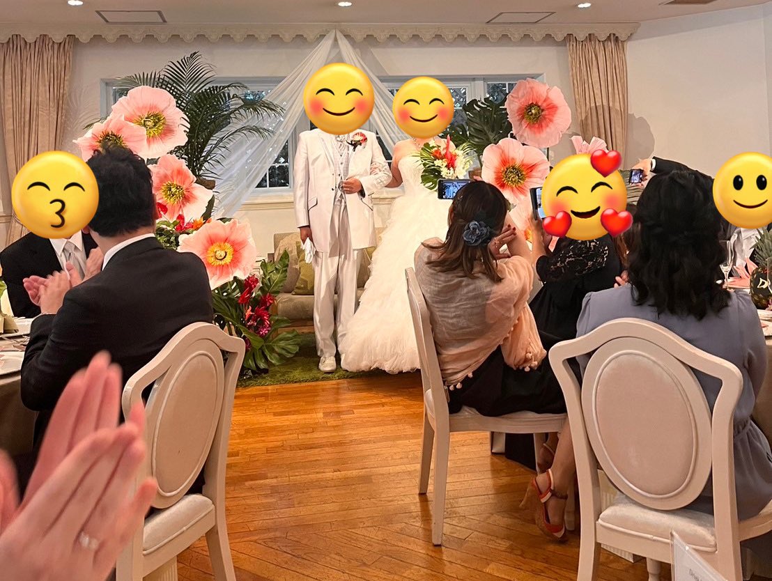 「結婚式、天気にも恵まれ皆さんに祝福いただきながら無事結びとなりました!プクリポケ」|朕☆チャコのイラスト