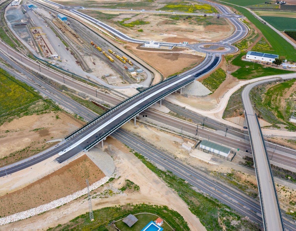 Felicidades a los ingenieros de caminos, puertos y canales, que celebran hoy el día de su patrón, #SantoDomingodelaCalzada. Gracias por vuestra magnífica labor en la transformación de #Andalucía. #DíaDeSantoDomingo #12mayo