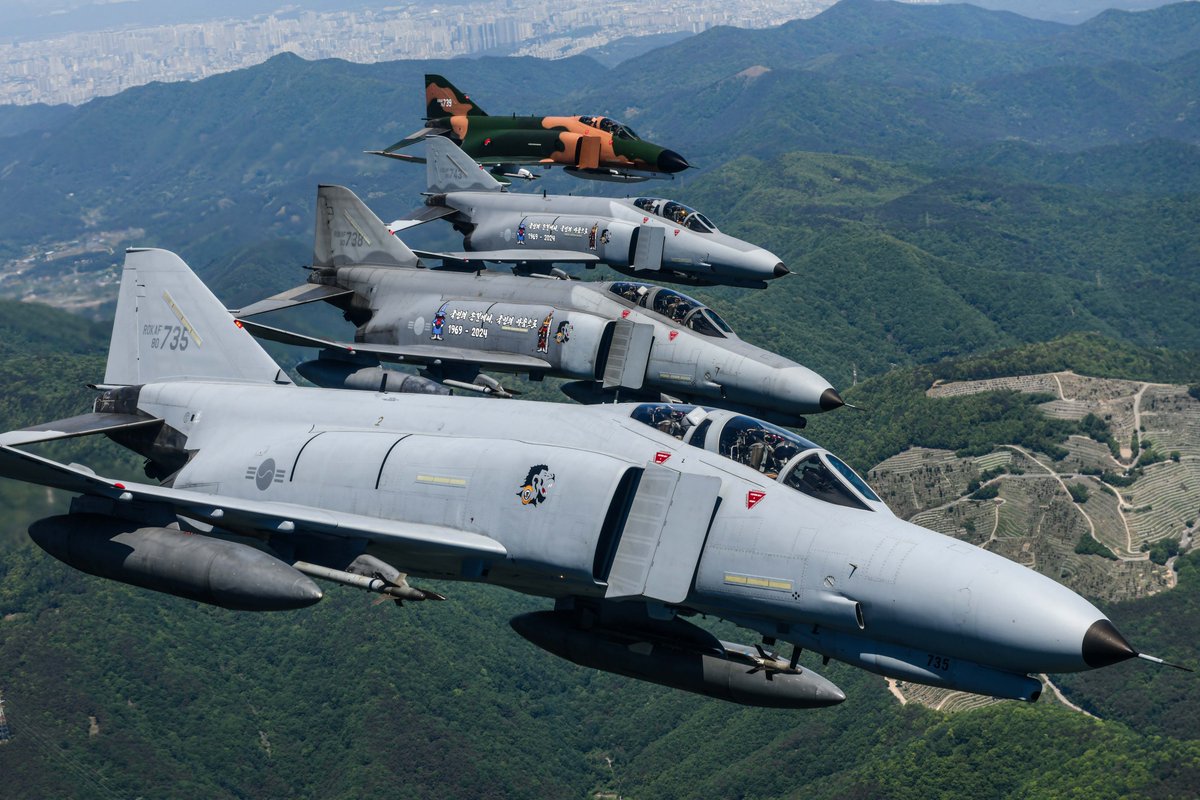 German, Japanese and South Korean Phantoms going out in style. If you can't properly send off your legacy aircraft you are not a respectable Air Force JASDF Photo by 竹田津敦史 Luftwaffe Photo by Jamie Hunter