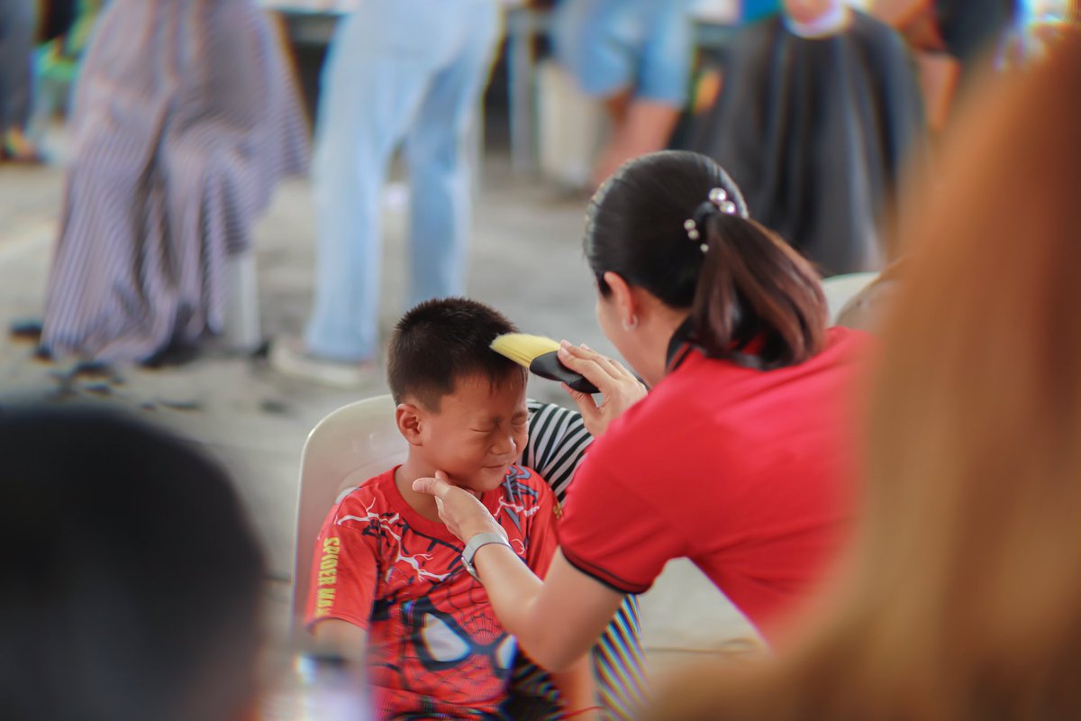 สส.อิ่มสนับสนุนอาหารกลางวันและให้กำลังใจช่างตัดผมที่มาให้บริการตัดผมฟรีแก่พี่น้องประชาชน✂️ 📍ลานโดมชุมชนหลังคาแดง @aim_theerarat #ธีรรัตน์สำเร็จวาณิชย์