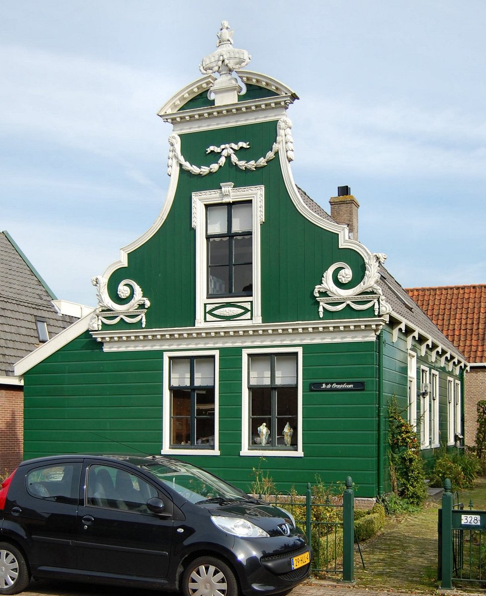 A wooden house with richly decorated facade in Louis XVI style in #Westzaan (Noord-Holland). It was built in 1785.
