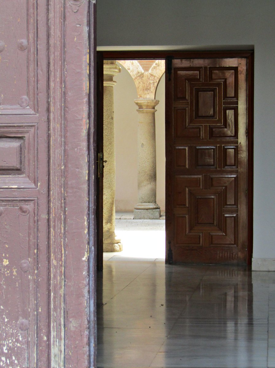 Traspasando las puertas para llegar al patio del Colegio San Pedro y San Pablo. Universidad de Alcalá @UAHes #AlcalaDeHenares