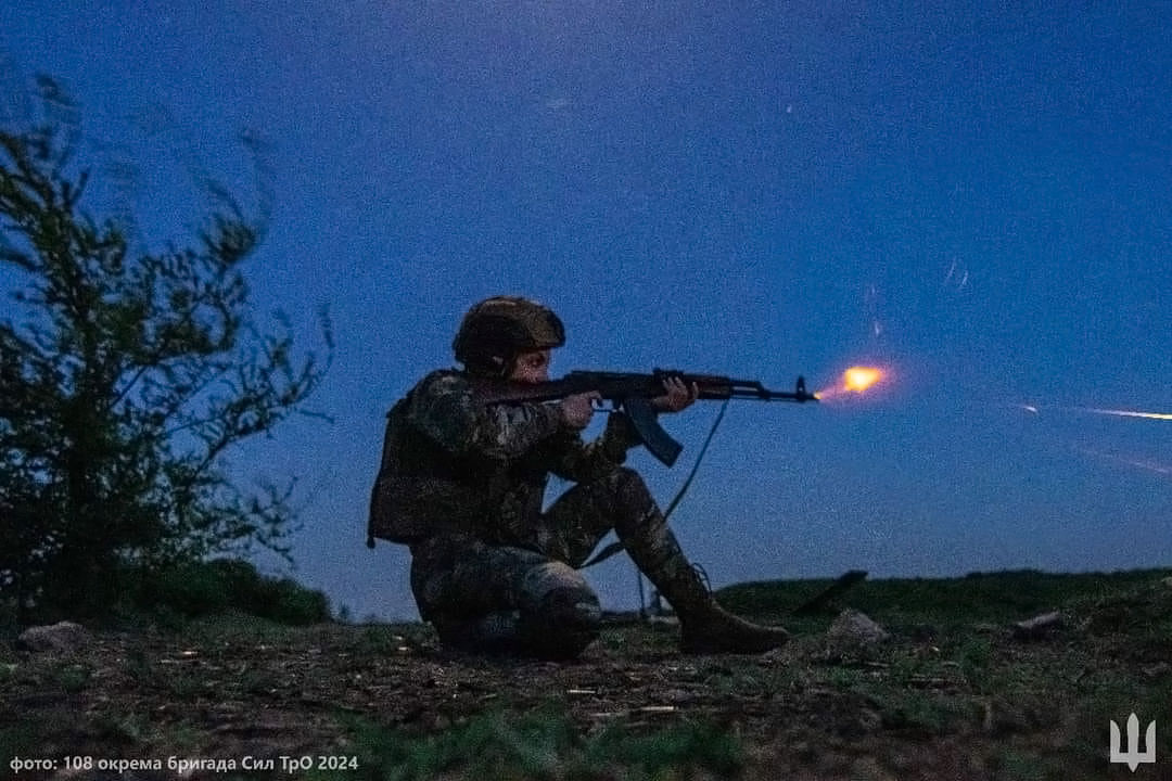 Under the cover of night, our soldiers from the 108 TDF Brigade strive to synchronize with their weapons. Aiming in these conditions isn't just a challenge; it's mastery – and training is a step towards effectively defending our land.