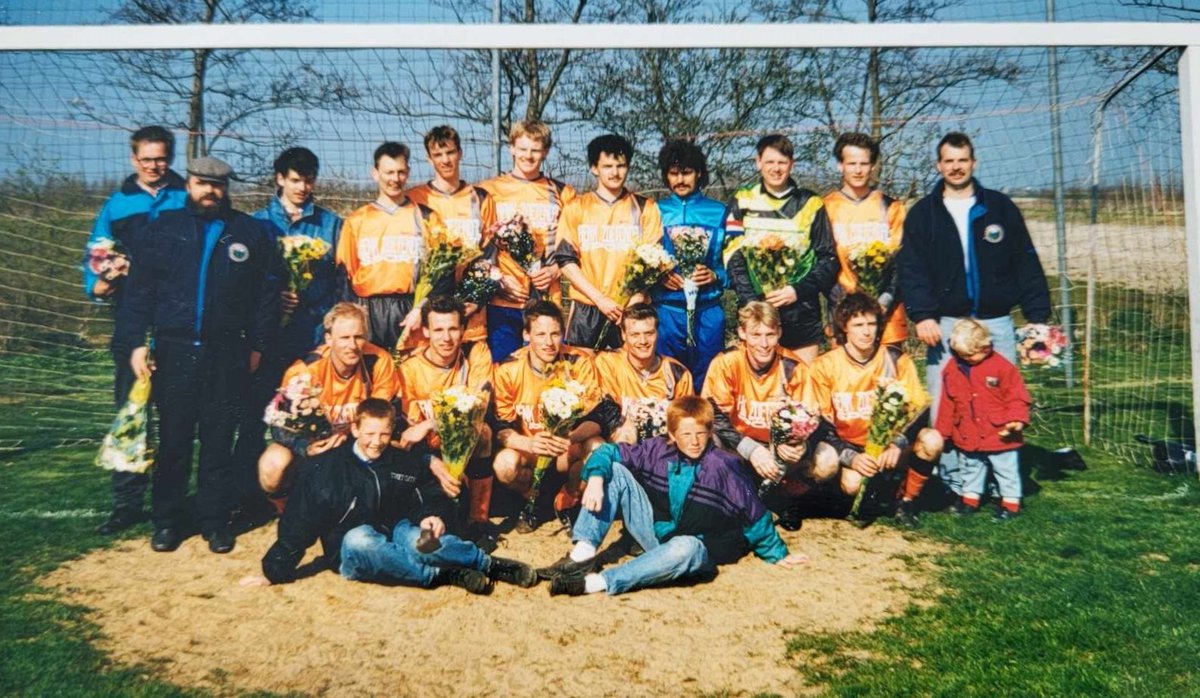 In Oudehaske vindt vanaf 1989 een opmerkelijke opmars plaats, met dank aan een oud-prof, de terugkeer van een goalgetter, de doorbraak van een bijzonder talent en een hoofdtrainer die ook tussen de lijnen nog van wanten weet. Lees het verhaal op opfriesevelden.nl of op F B.