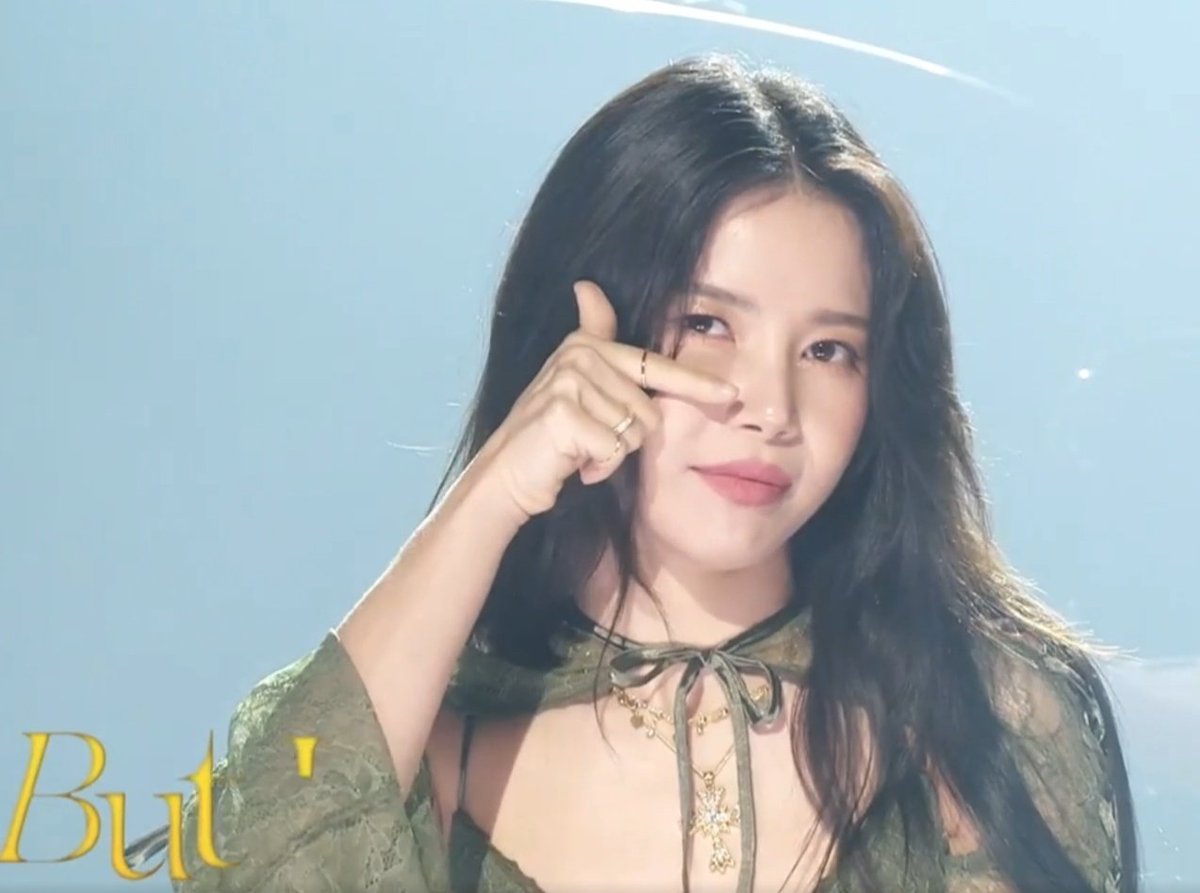 solarsido210291's tweet photo. @RBW_MAMAMOO SERVING FACE UNTIL THE END THANK YOU FOR THE 2 WEEK PROMO AND WE GOT HER A WIN 😘😘😘 YONGSOONIES 😘
BUT I MV OUT NOW
#ColoursWithSolar
#Solar_But_I 
#SOLAR #솔라 #ソラ #金容仙
#COLOURS #But_I #벗_아이 https://t.co/V9Ktp7C4gV