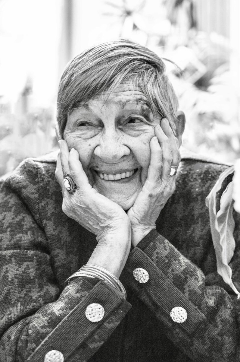 Ginette Kolinka. 99 ans. La photo est belle parce que Ginette est belle. Elle traverse le siècle avec une force admirable. N’attendons pas que les derniers témoins disparaissent pour penser à eux. 'Écouter un témoignage, c’est devenir témoin'. Photo by N. Sellam.