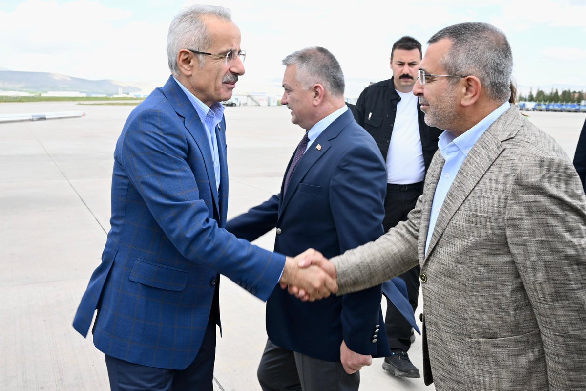 Ulaştırma ve Altyapı Bakanı Sayın @a_uraloglu ’nu Malatya havaalanında karşıladık.