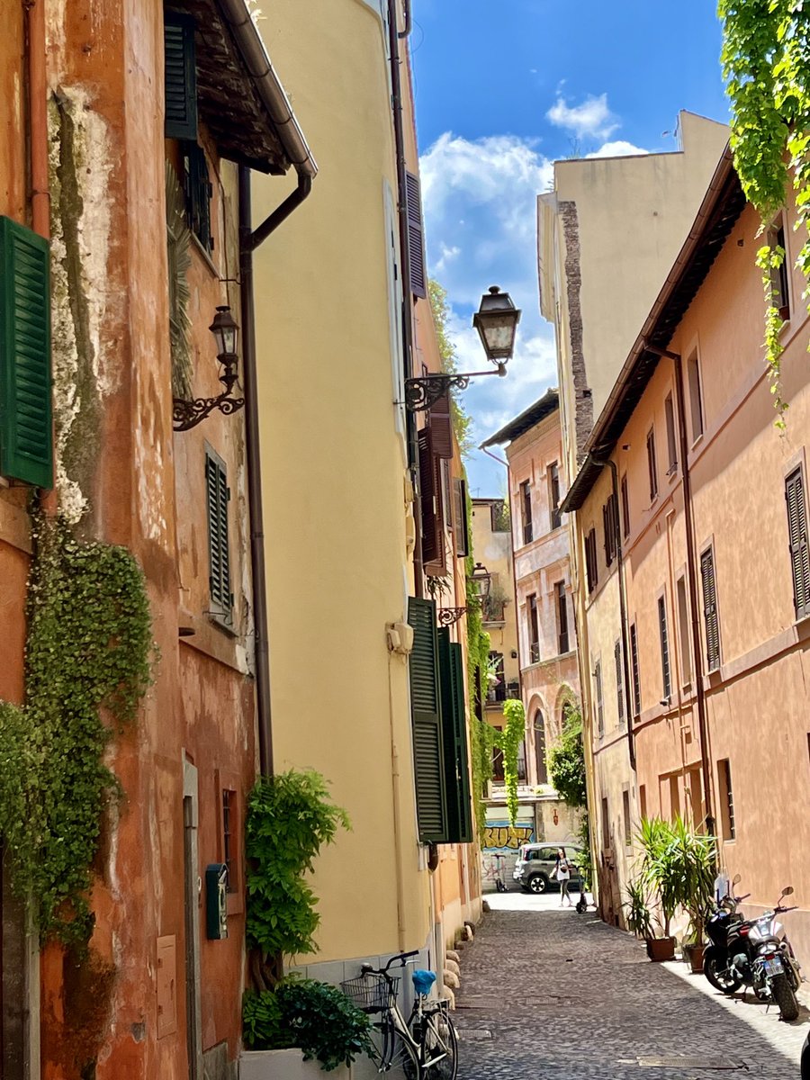 Una strada tranquilla a #Trastevere 

via Titta Scarpetta 

#Roma 🤍
#Rome