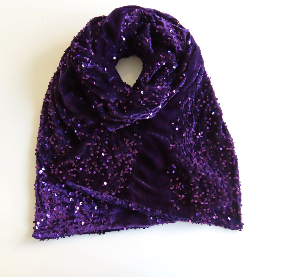 Just made this purple velvet sequin scarf - perfect addition for a scarf lovers wardrobe. 
#UKCraftersHour #ShopSmall #UKGiftHour #UKGiftAM #inbizhour #smallbusiness #etsygifts #UKMakers #bizbubble #YourBizHour #etsyfinds #earlybiz #handmadehour