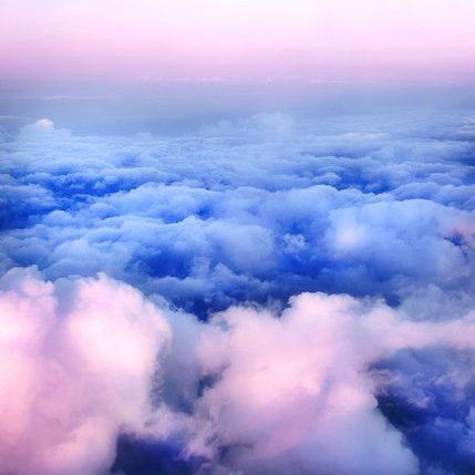 Le nuvole danzano nel cielo, come zucchero filato sospeso, leggero e dolce, un sogno etereo, tra l’azzurro e il bianco, un incanto acceso.

#ComeNuvoleNellAria 
 #VentagliDiParole