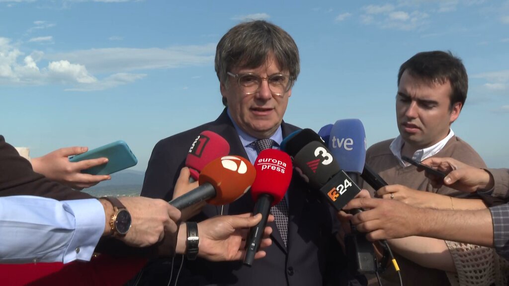 El candidat de Junts+, Carles Puigdemont, s'ha referit al caos a Rodalies en l'inici de la jornada electoral, que viu des del Rosselló: 'Esperem que el dret de vot es pugui exercir amb tota normalitat' bit.ly/4dBh5KE #12M3Cat #12M