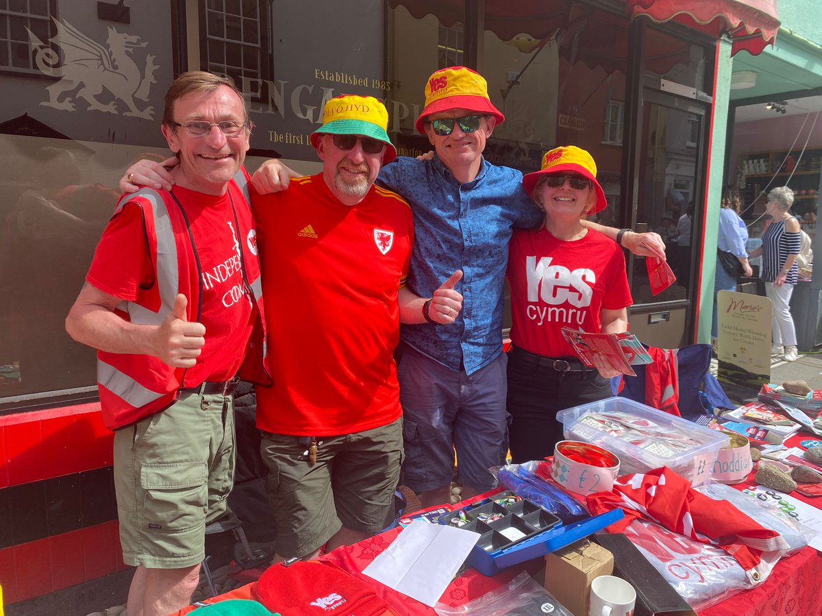 Meeting people, discussing a better Wales, an independent Wales and how to achieve it, is what our members in Caernarfon do every week. This image from yesterday's Gwyl Fwyd. Diolch bawb! cy.yes.cymru/join @YesCymruDre @YesSirFflint