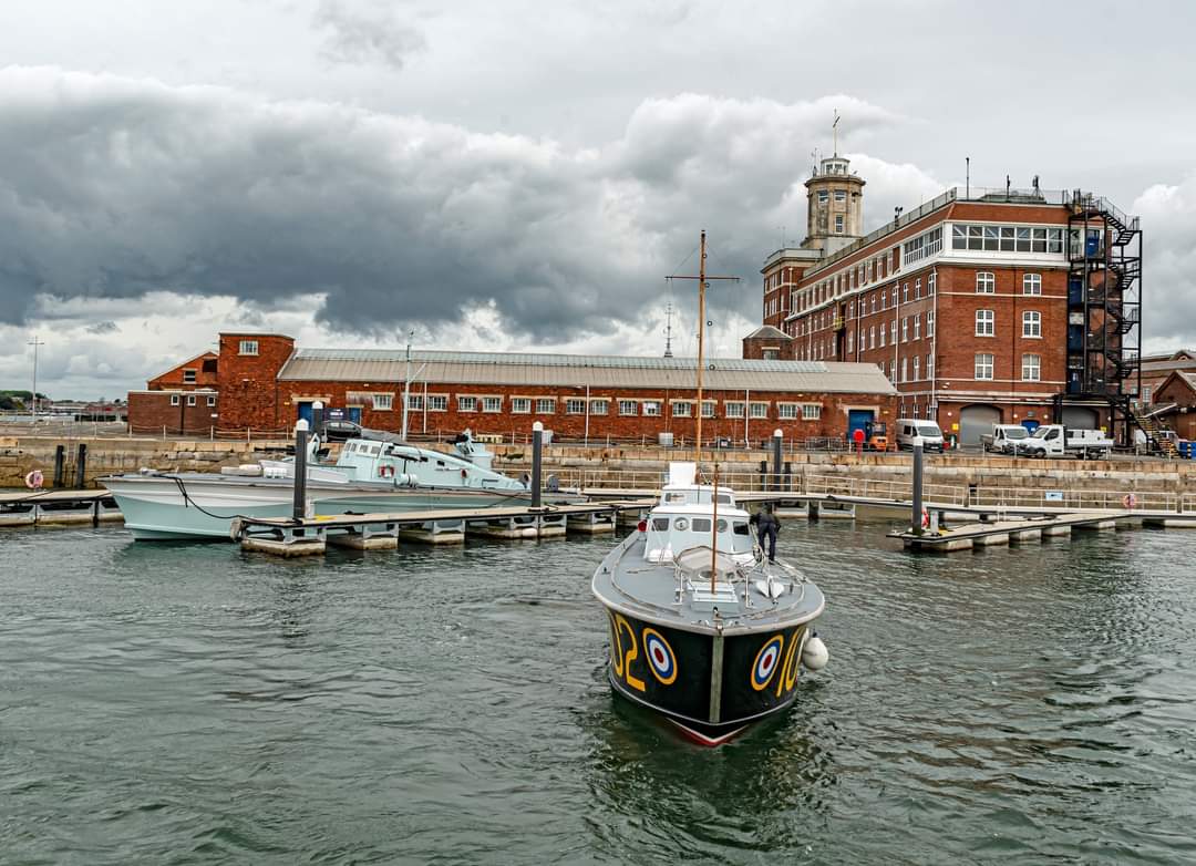 Boathouse 4 pontoon open today, with trips on these two beautiful ladies available. @BoatHouse_4 @visitportsmouth @Portsmouth_born @NatHistShips @PHDockyard