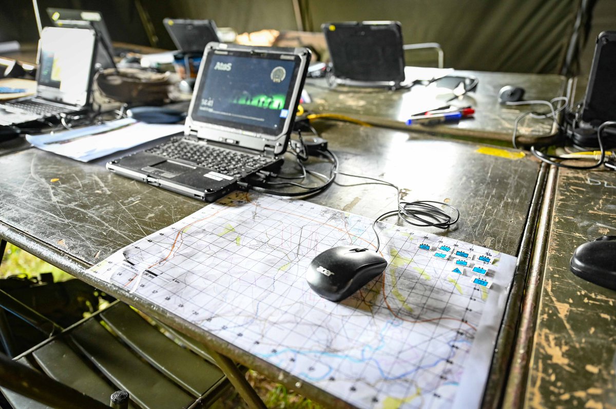 CTE_Off's tweet image. #SwiftResponse exercice majeur en 🇪🇺qui montre la capacité des forces 🪂 alliées à intervenir rapidement ! Au sein de la division 🇩🇪, un GTIA TAP 🇫🇷
👉 rassemblement en 🇭🇺et création du centre OPS 
👉 préparation de l’entrée en 1er 👊  #StrongerTogether #LSGE24 #AgileForces