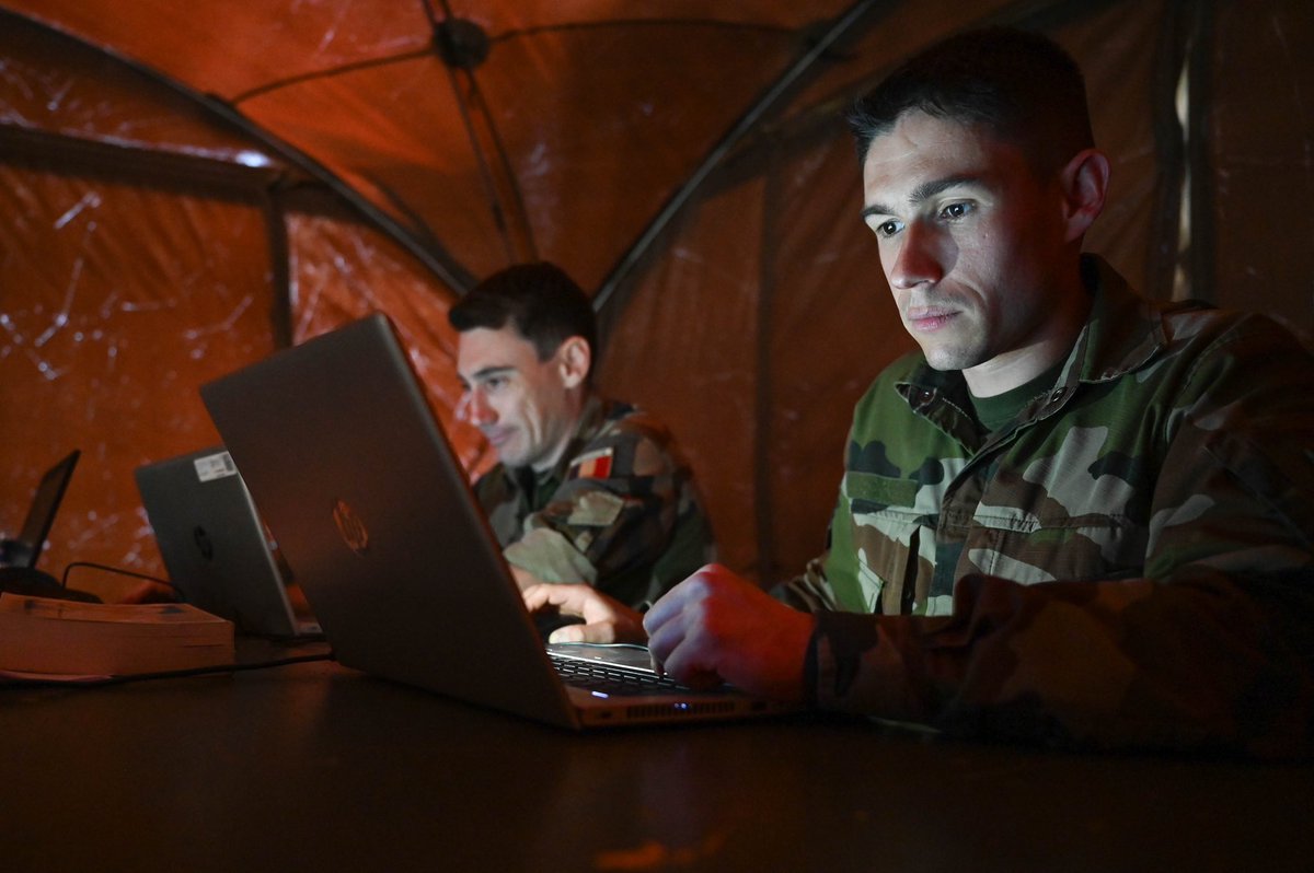 CTE_Off's tweet image. #SwiftResponse exercice majeur en 🇪🇺qui montre la capacité des forces 🪂 alliées à intervenir rapidement ! Au sein de la division 🇩🇪, un GTIA TAP 🇫🇷
👉 rassemblement en 🇭🇺et création du centre OPS 
👉 préparation de l’entrée en 1er 👊  #StrongerTogether #LSGE24 #AgileForces